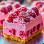 Gâteau au fromage velours rose décoré de framboises fraîches sur le dessus