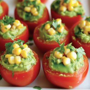 Tomates farcies à l’avocat citronné, décorées d’herbes fraîches