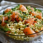 Salade de perles de pâte, saumon fumé, herbes fraîches et zestes de citron